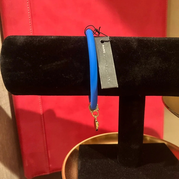 MARC BY MARC JACOBS NWT Silicone Electric Blue Charm Bangle 7 1/4" - Picture 2 of 3